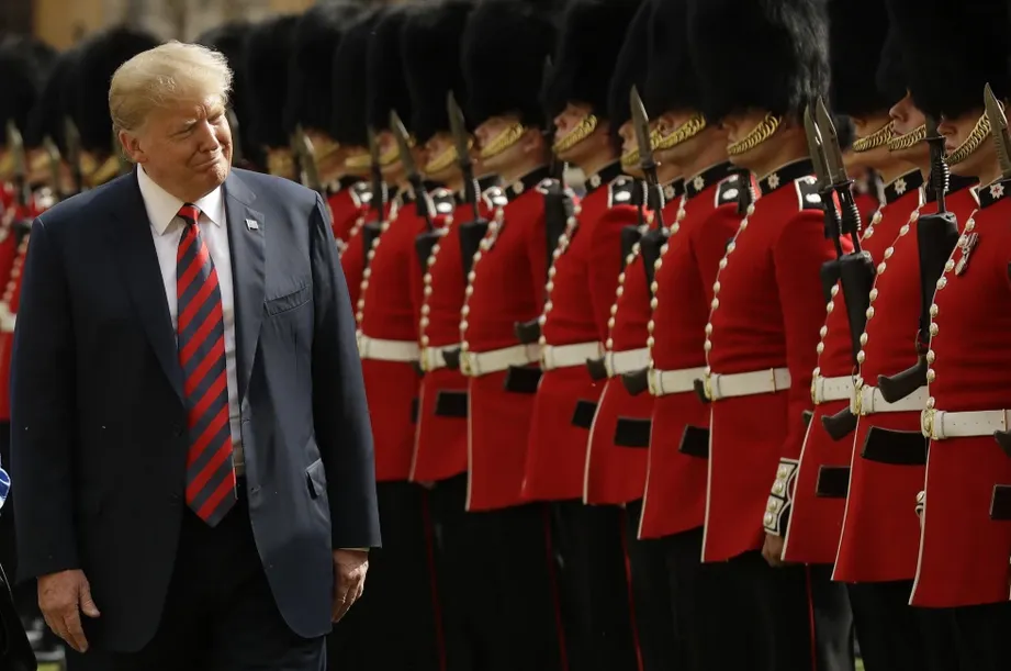 El presidente de Estados Unidos, Donald Trump, pasa revista a una guardia de honor en el Castillo de Windsor en Windsor, Inglaterra,