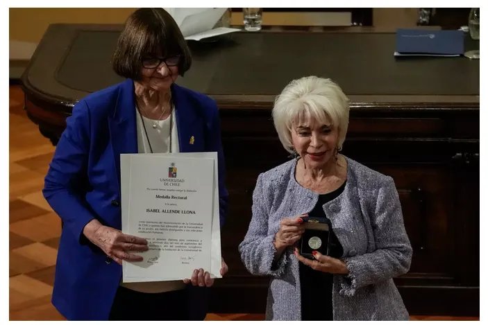 Isabel Allende recibe la medalla rectoral de la Universidad de Chile