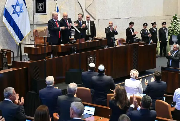 Donald Trump ovacionado en  parlamento israelí