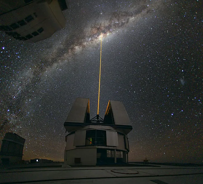 Laser_desde_Paranal_Chile_Via_Lactea